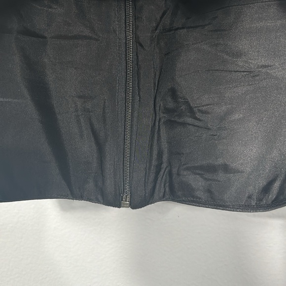 J. Mendel Black Faux Leather w/ Seamed Cut-outs SS Cropped Blouse/Top, Size US 8 - Picture 10 of 11